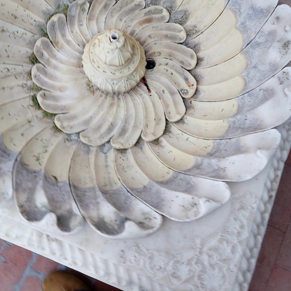 Garden fountain - Picture 3 of 4